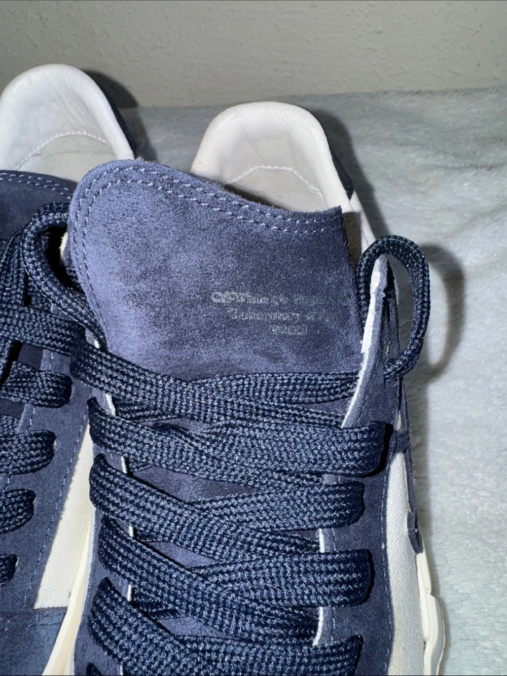 Off-White Navy and White Low-Top Arrow Sneakers